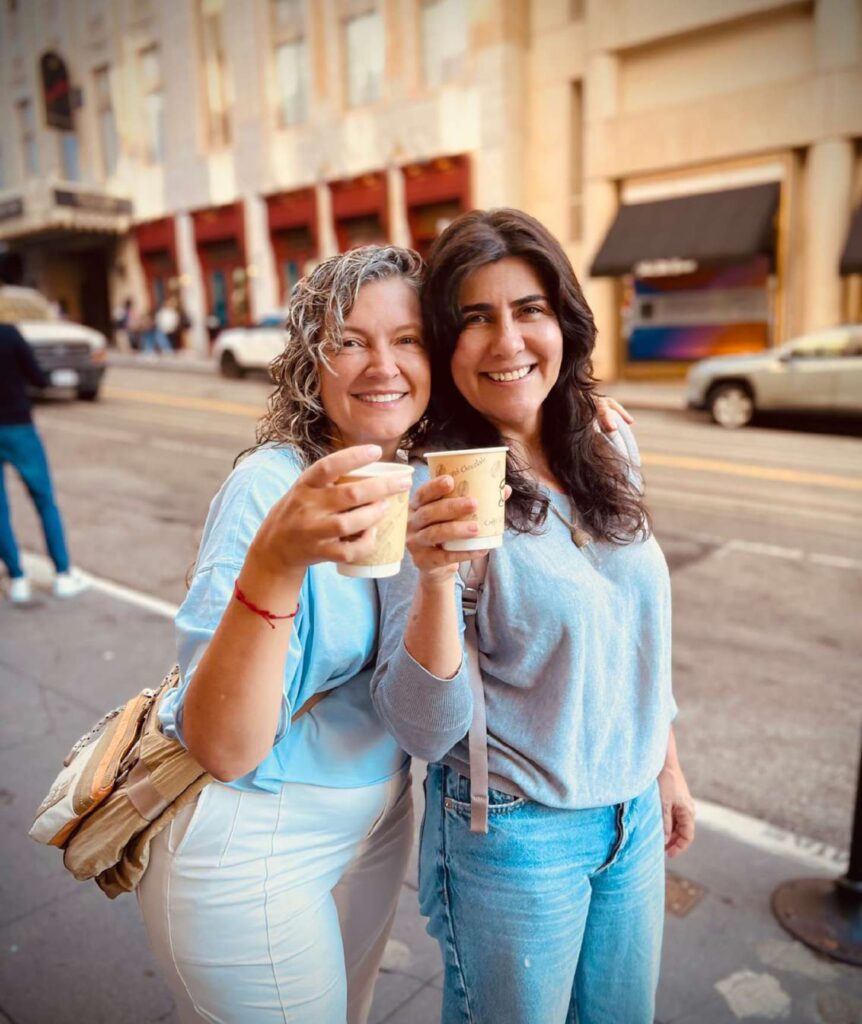 Chicas-sonriendo-cafe-en-la-mano