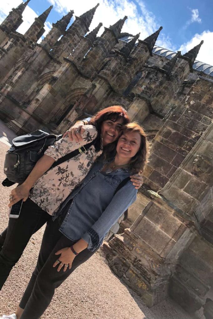 Mujeres-sonriendo-capilla-de-Rosslyn